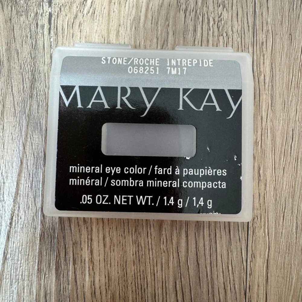 Mary Kay Mineral Eyeshadow Stone Roche Intrepide 068251 Grey Matte .05 oz NEW